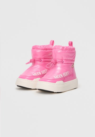 Ružové nepremokavé členkové topánky s lesklým povrchom, elastický pás na vrchu a biela hrubá podrážka. Na boku je vytlačené logo "MOON BOOT".