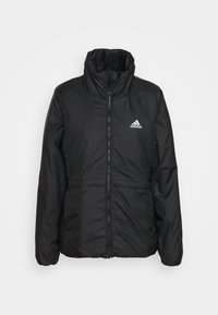 Chaqueta negra aislante con cierre de cremallera, cuello alto y puños elásticos. Presenta un pequeño logo blanco de Adidas en el área del pecho izquierdo.