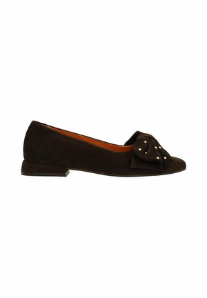 Bruine suède ballerina met een ronde neus en een strikaccent versierd met kleine studs. Dunne, lage hak en een gladde textuur.