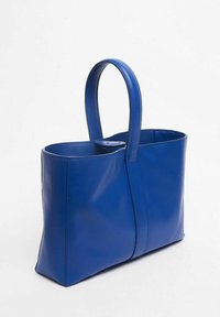 Sac fourre-tout en cuir bleu avec poignées arrondies, intérieur spacieux, texture lisse et design minimaliste. Doté d'une fermeture à bouton sur le dessus.