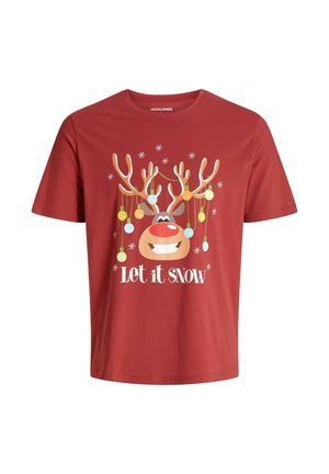 T-shirt en coton rouge avec un motif d'un renne portant des bois ornés d'ornements colorés et le texte "Laissez tomber la neige" en dessous.