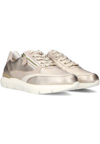 Metallisch gouden sport schoenen van glad leer met een gestructureerde afwerking. Kenmerken zijn een rits, vetersluiting en een witte zool.