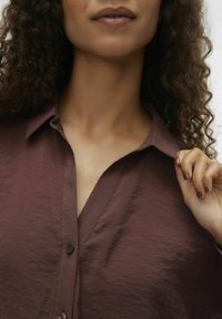 Vero Moda Nööpidega pluus - bitter chocolate