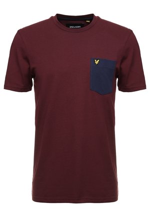 Bordowa bawełniana koszulka z krótkimi rękawami, okrągłym dekoltem i granatową kieszenią na piersi z żółtym logo orła. Gładka faktura, casualowy design.