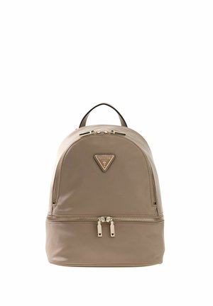 Beigefarbener Guess-Rucksack mit zwei Reißverschlussfächern, doppelten Reißverschluss-Zippern, einem oberen Griff und einem dreieckigen Guess-Logo vorne.