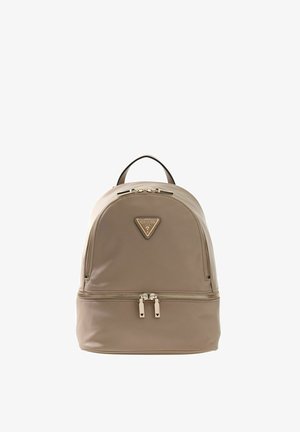 Mochila Guess beige con dos compartimentos con cremallera, dos tiradores de cremallera, asa superior y un logo triangular de Guess en la parte delantera.