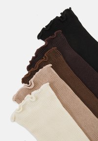 Set di sei calze a coste in varie tonalità: nero, marrone scuro, marrone medio, marrone chiaro, crema e beige chiaro. Bordo superiore arricciato.