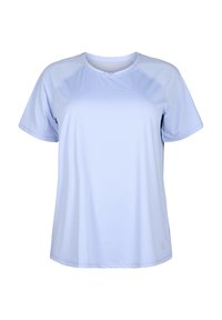Camiseta atlética de manga corta azul claro con cuello redondo y paneles de tela de malla en los hombros, mostrada sobre un fondo blanco.