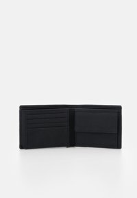 Portefeuille en cuir noir avec plusieurs emplacements pour cartes, un compartiment pour billets et une fermeture à pression. Texture lisse et design simple.