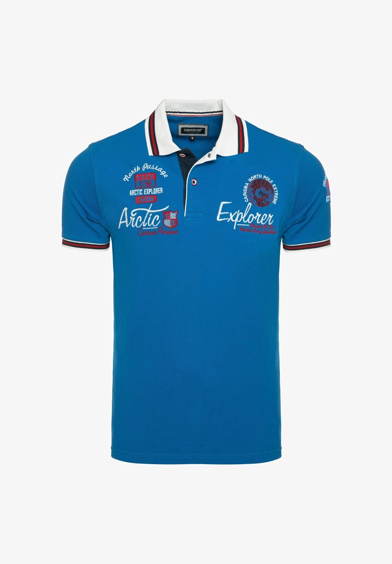 Polo azul con cuello blanco y ribete a rayas rojas y negras, con los textos Arctic Explorer y North Pole Extreme y parches bordados.