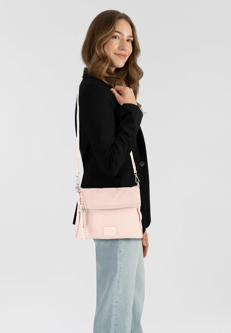 Borsa a tracolla rosa chiaro realizzata in tessuto, con una tasca con zip, dettaglio della tracolla intrecciata e cinturino regolabile.