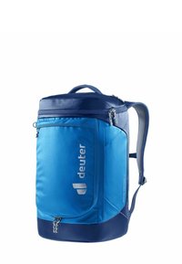 Mochila azul con una base de un azul más oscuro, que cuenta con un gran compartimento con cremallera, almohadillas en las correas de los hombros y un logo en la parte frontal.