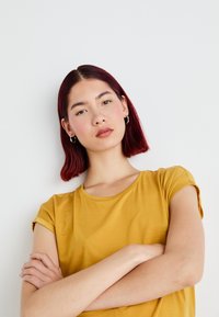 Vero Moda VMAVA PLAIN - T-shirts - golden spice