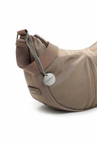 Borsa in nylon marrone dalla forma arrotondata, caratterizzata da una texture morbida, una tracolla larga, inserti in catena e un'etichetta in metallo con logo.