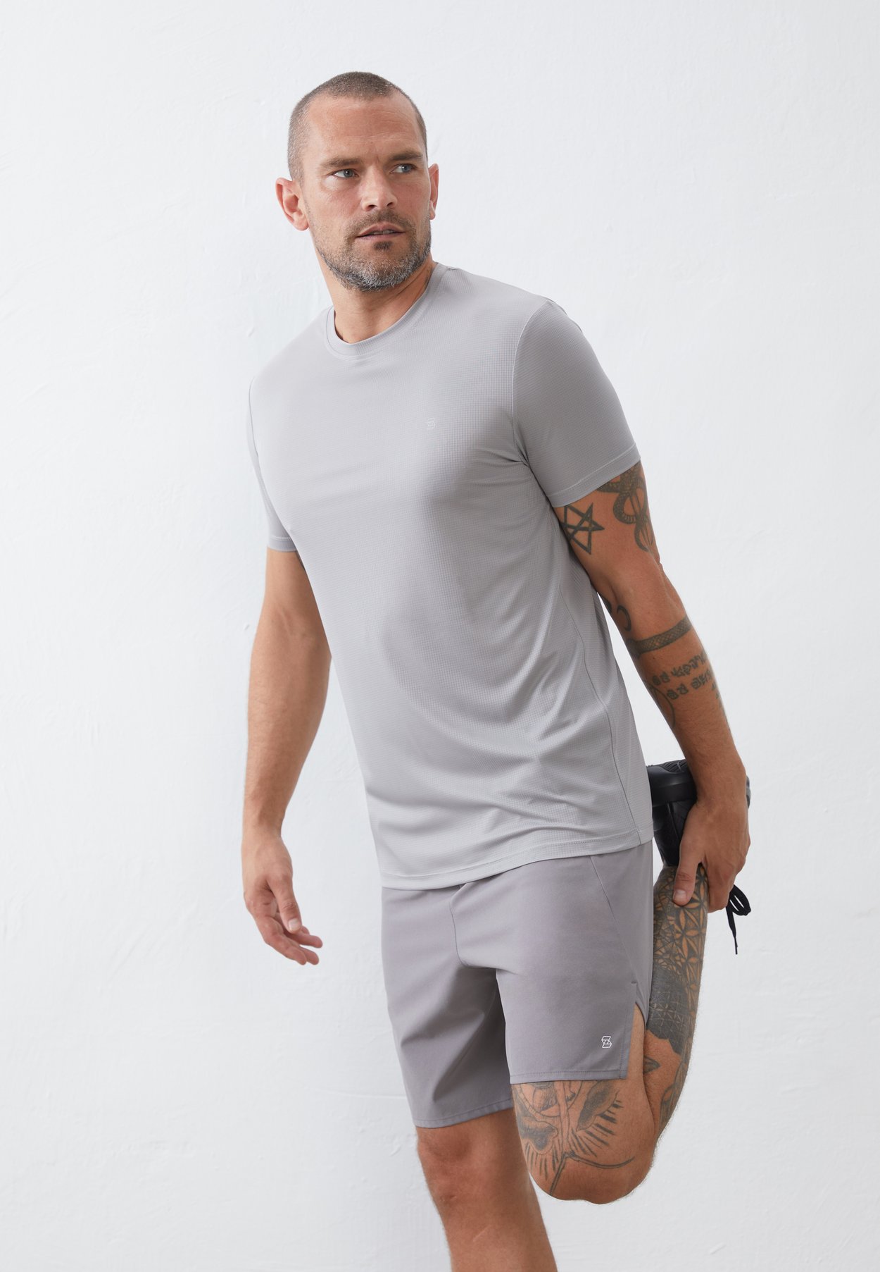 ESSENTIAL RUNNING T-SHIRT WITH REFLECTIVE STRIP