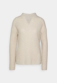 Pull en tricot de couleur crème avec des manches longues et un col haut côtelé présentant un détail texturé en forme de V.