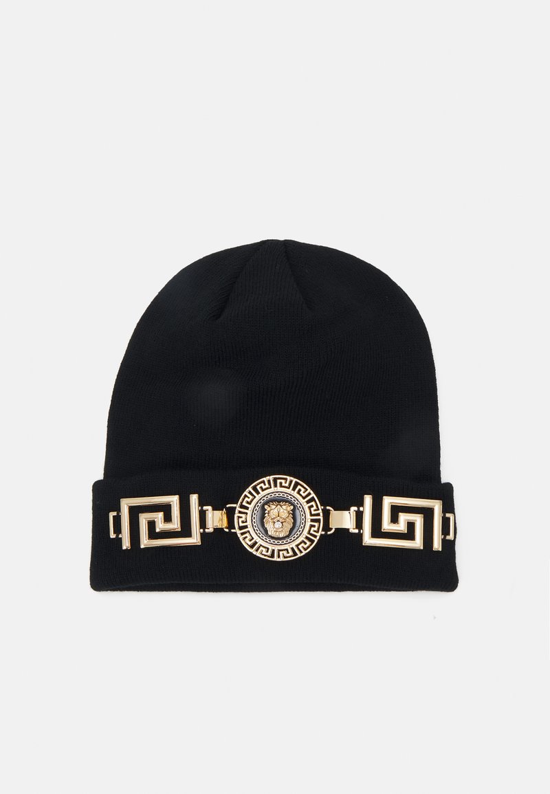 Căciulă tricotată neagră cu accesorii din aur, având un medalion cu leu, accente cu model din cheie grecească și un design cu manșetă pliată.