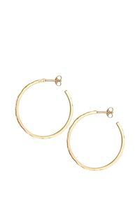 Goldene Creolen mit verdrehtem Muster. Die kreisförmige Form verfügt über einen sicheren Verschluss und hebt ein poliertes Finish hervor.