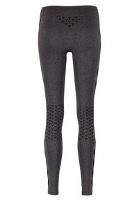 Leggings grigi scuri con una texture liscia. Presentano perforazioni triangolari sul retro e motivi a nido d'ape sulla parte inferiore delle gambe.