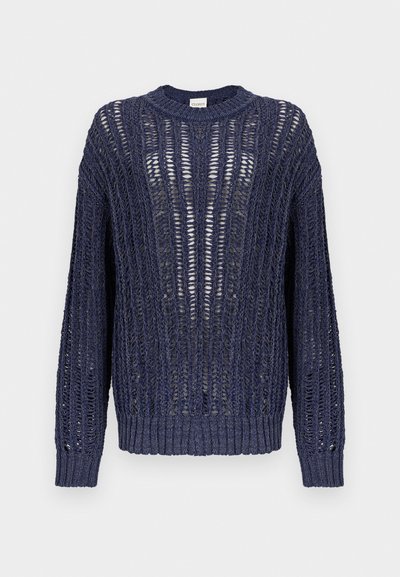 Pull tricoté bleu marine avec un tissage lâche et ouvert et un ourlet côtelé. Manches longues et col rond. Présente un design léger et texturé.