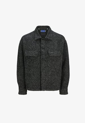 Villane-segudusega must ja hall tekstuuriga jakk, millel on nööbid ees, kaks rinna taskut ja avar krae.