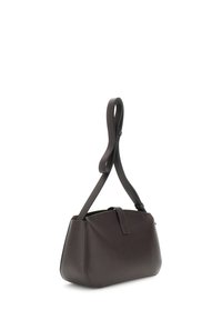 Borsa a mano in pelle marrone scuro, con una forma strutturata, manico corto e design minimalista; presenta una superficie texture e un piccolo dettaglio a strappo.