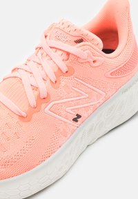 New Balance FRESH FOAM X 1080 - Zapatillas running asfalto - grapefruit