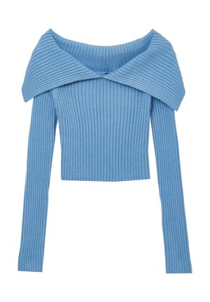 Maglione a coste di colore azzurro chiaro, con un ampio colletto sceso sulle spalle e maniche lunghe, dalla vestibilità corta e in tessuto testurizzato.