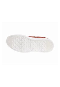 Rode sneakers met patroon en een gestructureerde witte rubberen zool met een diamanten grippatroon voor traction. Het materiaal is stof met intrigerende ontwerpdetails.