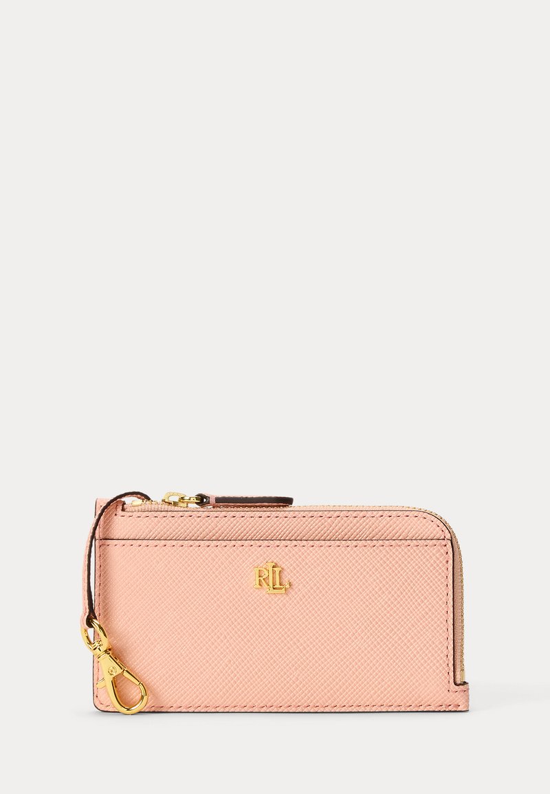 Portefeuille en cuir texturé rose avec fermeture éclair dorée, logo RL doré et un clip doré attaché à une petite sangle en cuir.