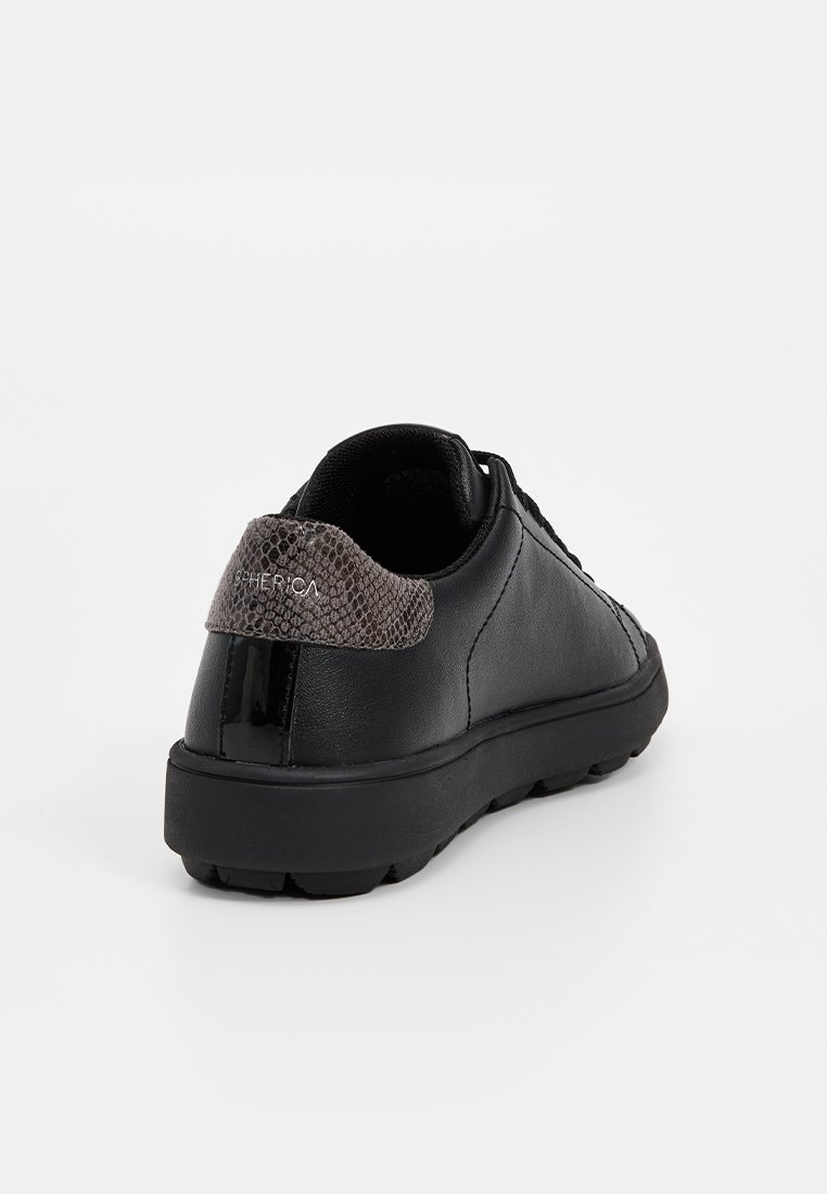 Czarne skórzane sneakersy z teksturowanym szarym akcentem w wzór węża na pięcie oraz solidną czarną gumową podeszwą. Zapięcie na sznurówki.