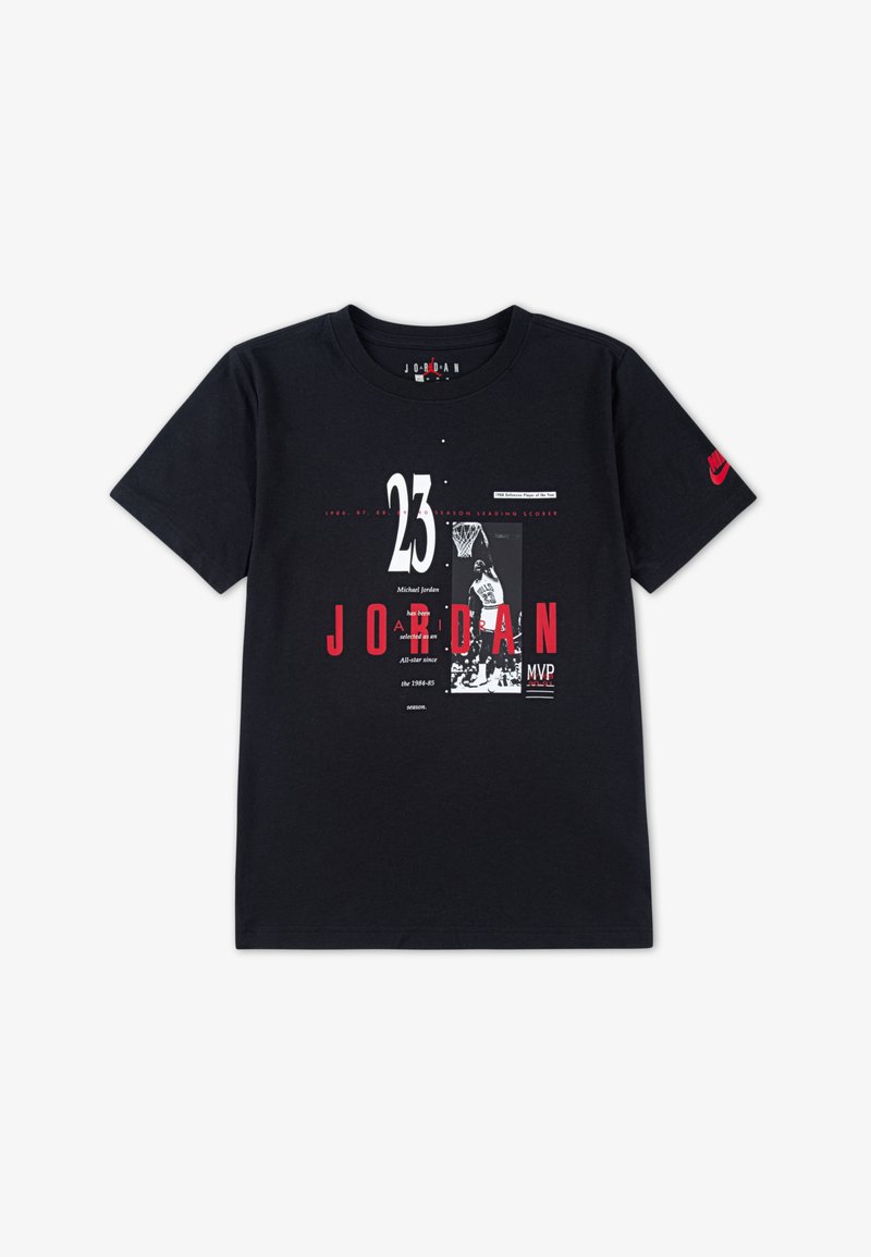Černé bavlněné tričko s grafikou čísla "23", jménem "JORDAN" a obrázkem basketbalisty v akci. Červené akcenty.