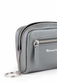 Portafoglio in pelle grigia texture con doppia cerniera, una catena argentata e un anello portachiavi. Mostra il nome del marchio "Tamaris" in bianco.