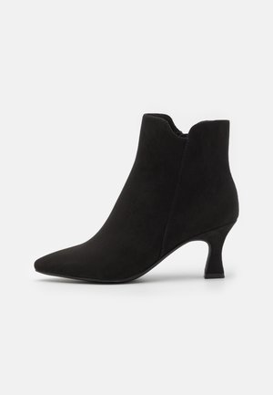 Sort ruskind ankle støvle med spids tå og buet mellemhøj kitten hæl, glat overdel og sidesøm detalje.