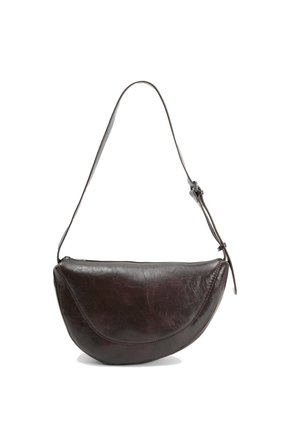 Dunkelbraune Leder-Halbmonds-Schultertasche mit langem verstellbarem Riemen und Reißverschluss oben.