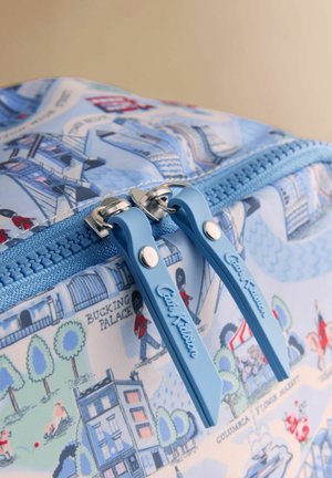 Blau gemusterte Tasche mit ikonischen Londoner Wahrzeichen, aus strukturiertem Stoff, mit einem Reißverschluss aus Metall und zwei blauen Zippern, die mit "Cath Kidston" beschriftet sind.