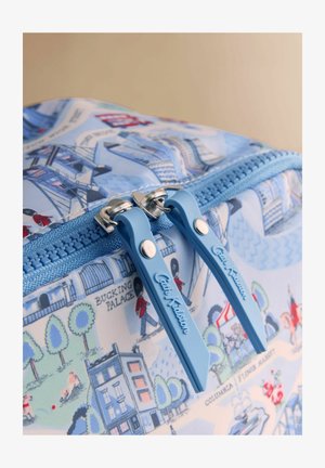 Niebieska torebka w wzory z charakterystycznymi londyńskimi zabytkami, wykonana z teksturowanej tkaniny, z metalowym zamkiem błyskawicznym i dwoma niebieskimi suwakami oznaczonymi napisem "Cath Kidston".