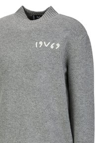 Grauer gestrickter Pullover mit hohem Rippenkragen, der auf der Vorderseite mit einem weißen, gestickten Detail "19V69" versehen ist, was für ein strukturiertes Erscheinungsbild sorgt.