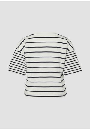 Biała koszula z krótkim rękawem z czarnymi poziomymi paskami na torsie i rękawach, pokazana od tyłu na jednolitym jasnoszarym tle.