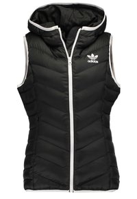 Černá prošívaná vesta s kapucí, bílým zipem a logem Adidas. Má šipkový prošívaný vzor a bílé akcenty podél okrajů.