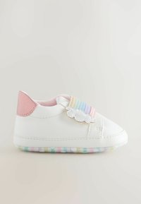 Pantof de piele albă cu toc roz, având dungi curcubeu și un accent de nor argintiu. Talpa are un model cu dungi multicolore.