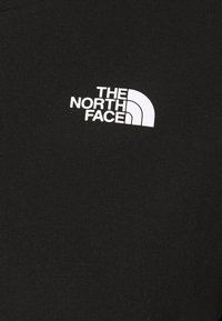 Černá bavlněná mikina s logem "The North Face" v bílé barvě a znakem s výrazným zakřiveným grafickým prvkem.