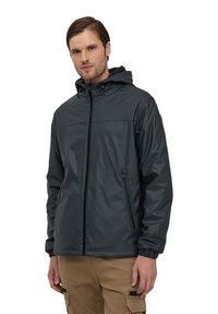 Giacca impermeabile da uomo grigia scura con cappuccio, chiusura con zip, polsi elasticizzati e tasche laterali. Finitura liscia e lucida e design aerodinamico.