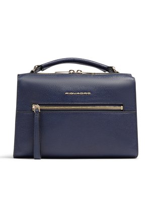 Borsa a mano in pelle blu navy con manico superiore, tasca frontale con cerniera e linguetta verticale, e logo "Piquadro" in metallo dorato centrato sopra la tasca.