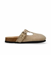 Zapato de ante beige sin cordones con parte superior abierta, plantilla de corcho, suela de goma negra y un acento de hebilla dorada en la correa.