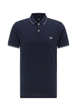Temno modra polo majica s kratkimi rokavi, z belim trakom na ovratniku in rokavih, dvema sprednjima gumboma ter majhnim logotipom Lee na prsih.