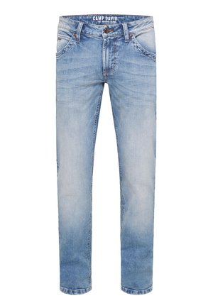 Helle blaue Jeans aus Denim mit einer ausgewaschenen Textur, fünf Taschen, Gürtelschlaufen und dezenten Steppnähten, ausgestattet mit einem Reißverschluss und einem Knopfverschluss.