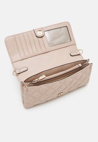 Portafoglio beige trapuntato con chiusura a scatto, numerosi scomparti per carte, una finestra trasparente per l'ID e un compartimento con zip per le monete.