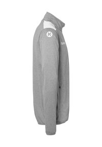 Grijze zip-up jas met een hoge kraag, met een witte schouderaccent en logo op de linker mouw, textiel met structuur en zijzak.