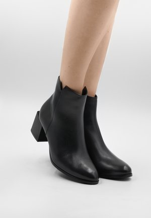 Stiefelette - schwarz